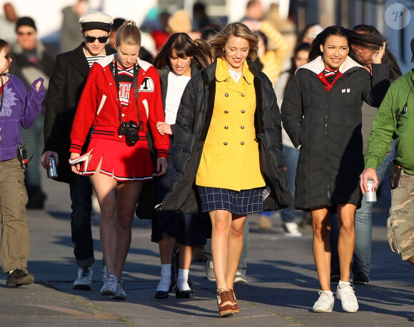 Chris Colfer, Heather Morris, Lea Michele, Dianna Agron, Naya Rivera et le cast de "Glee" en plein tournage. Los Angeles. Le 6 décembre 2011.