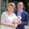 Guillaume et Stephanie de Luxembourg présentent leur fils Charles à la sortie de la Maternité Grande Duchesse Charlotte le 13 mai 2020.