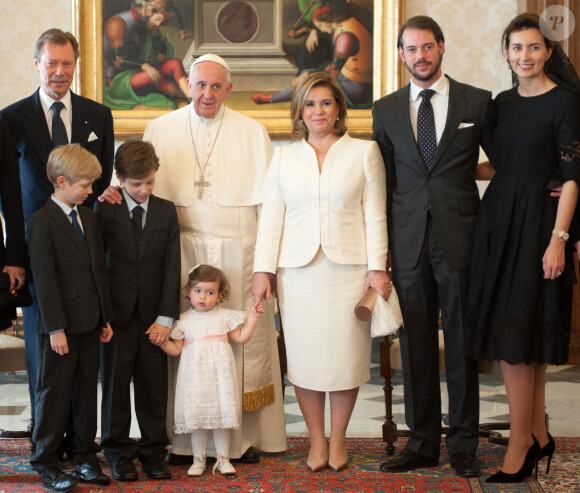 Le grand-duc Henri, la grande-duchesse Maria Teresa, le prince Felix, la princesse Claire, les princes Gabriel et Noah, et la princesse Amalia - La famille royale de Luxembourg reçue par le pape François en audience privée au Vatican. Le 21 mars 2016