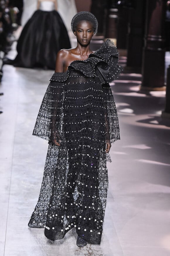 Le mannequin Anok Yai défile pour Givenchy. Paris, le 21 janvier 2020.