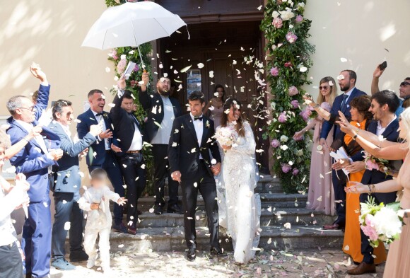 Exclusif - Arrivées et sorties du mariage religieux de Karine Ferri et Yoann Gourcuff à l'église de La Motte, France, le 8 juin 2019. Après 8 ans de vie commune et deux enfants, Karine et Yoann se sont dit "oui" lors d'une sublime cérémonie ce samedi pendant ce beau week-end de Pentecôte ensoleillé, entourés de leurs familles et de leurs amis. Le père Michel Klakus a célébré la messe. Karine porte une robe en dentelle blanche Celestina Agostino, une bague et une paire de boucles d'oreilles Cartier, son mari Yoann porte un costume Giorgio Armani. L'agence Les Têtes Chercheuses s'est occupée du wedding planning. C'est au domaine des Grottes que le repas de noces et la soirée se sont déroulés.