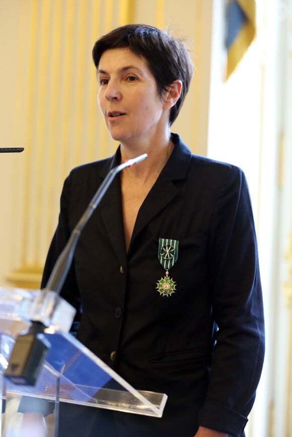 Christine Angot recoit la medaille des arts et des lettres au ministère de la culture à Paris le 19 juin 2013.