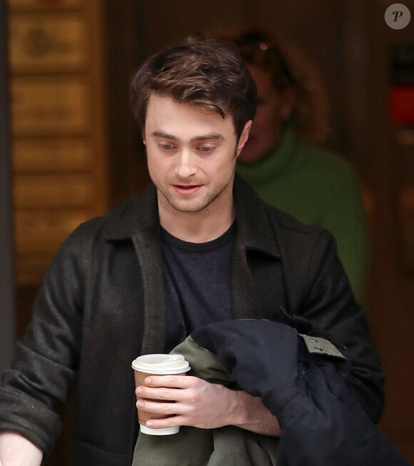 Daniel Radcliffe quitte les studios de la BBC après l'annulation de sa pièce de théâtre à cause du coronavirus à Londres, le 15 mars 2020.