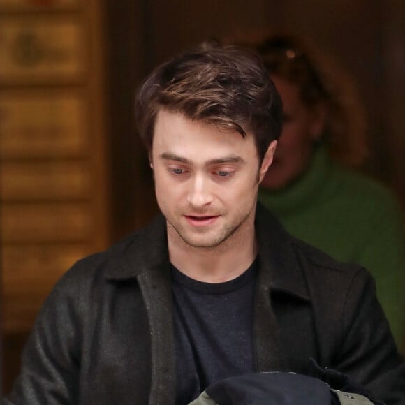Daniel Radcliffe quitte les studios de la BBC après l'annulation de sa pièce de théâtre à cause du coronavirus à Londres, le 15 mars 2020.