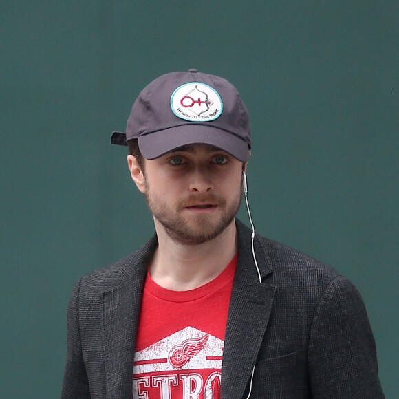 Daniel Radcliffe en bermuda de sport dans la rue à New York le 2 octobre 2018.