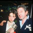 Charlotte Gainsbourg, César du Meilleur espoir féminin pour "L'Effrontée", avec son père Serge Gainsbourg lors de la soirée des César, à Paris, le 23 février 1986.