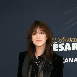 Charlotte Gainsbourg (avec une attelle au pied droit) - Tournage de la série " Dix Pour Cent " lors de la 45e cérémonie des César à la salle Pleyel à Paris, le 28 février 2020. © Dominique Jacovides/Olivier Borde/Bestimage