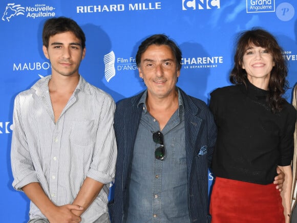 Ben Attal avec ses parents Yvan Attal et Charlotte Gainsbourg lors du photocall de la 12e édition du festival du Film Francophone d'Angoulême, France, le 20 août 2019. © Coadic Guirec/Bestimage