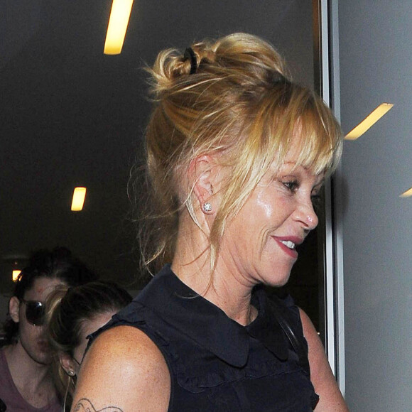 Melanie Griffith prend l'avion à Los Angeles en famille le 18 septembre 2014.