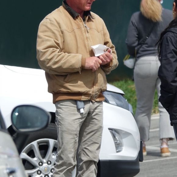 Exclusif - Sean Penn et sa compagne Leila George d'Onofrio apportent leur aide dans un centre de "drive-test" pour dépister le coronavirus (Covid-19) à Los Angeles, le 5 avril 2020.