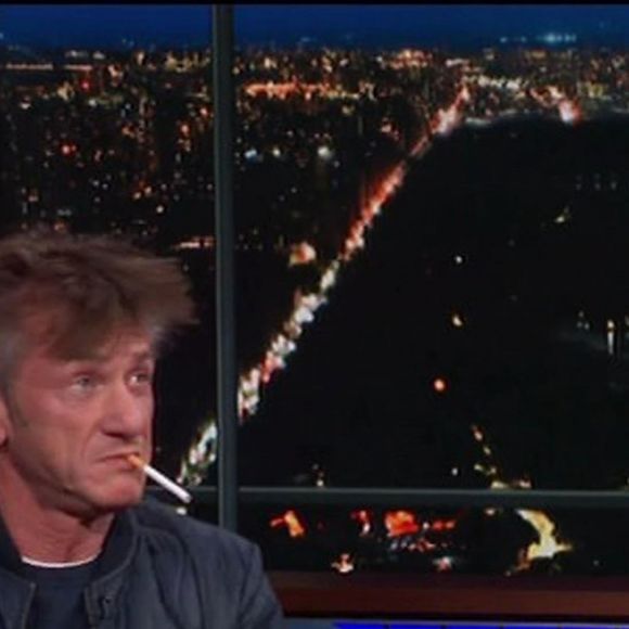 CSean Penn fume sur le plateau de l'émission "The late show" avec Stephen Colbert à Los Angeles le 26 mars 2018.