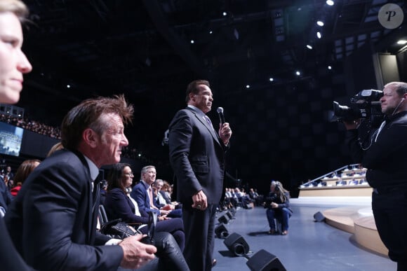 Sean Penn et Arnold Schwarzenegger durant la séance pleinière du sommet pour le Climat "One Planet Summit" à la Seine musicale de Boulogne Billancourt sur île Seguin, France, le 12 décembre 2017. © Denis Allard/Pool/Bestimage