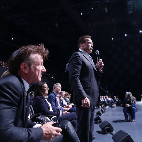 Sean Penn et Arnold Schwarzenegger durant la séance pleinière du sommet pour le Climat "One Planet Summit" à la Seine musicale de Boulogne Billancourt sur île Seguin, France, le 12 décembre 2017. © Denis Allard/Pool/Bestimage