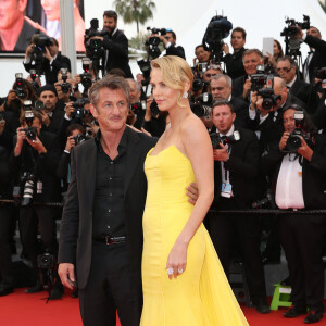 Charlize Theron et  Sean Penn - Montée des marches du film "Mad Max : Fury Road" lors du 68 ème Festival International du Film de Cannes, à Cannes le 14 mai 2015.