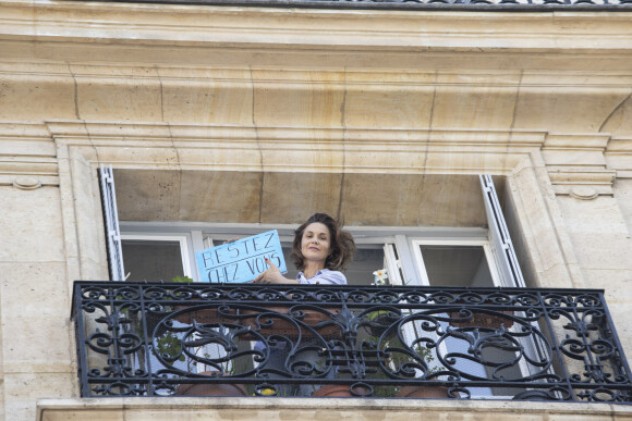 Exclusif - Barbara Schulz - Les people soutiennent le personnel soignant et encouragent le confinement depuis leur appartement pendant l'épidémie de coronavirus (COVID-19) à Paris le 9 avril 2020. © Jack Tribeca / Bestimage