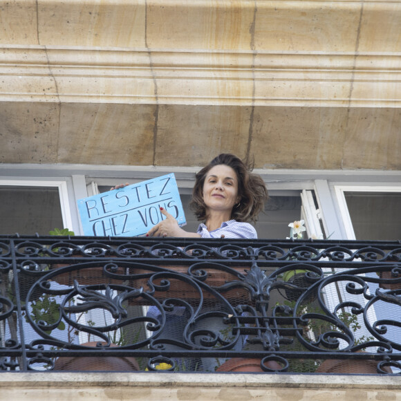 Exclusif - Barbara Schulz - Les people soutiennent le personnel soignant et encouragent le confinement depuis leur appartement pendant l'épidémie de coronavirus (COVID-19) à Paris le 9 avril 2020. © Jack Tribeca / Bestimage