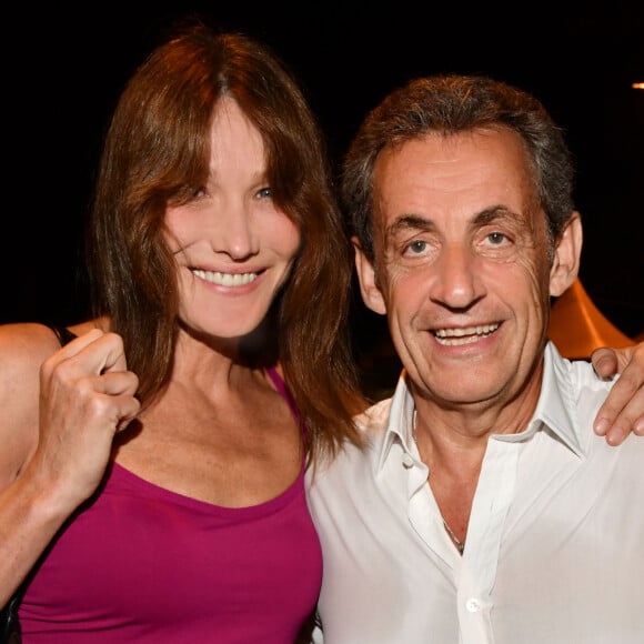 Exclusif - Carla Bruni-Sarkozy pose avec son mari Nicolas Sarkozy après son concert lors du 58ème festival "Jazz à Juan" à Juan-les-Pins le 17 juillet 2018. © Bruno Bebert/Bestimage