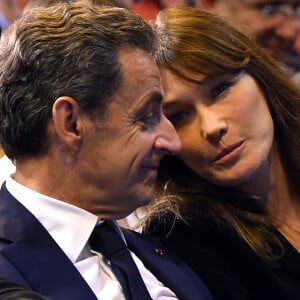 Nicolas Sarkozy et sa femme Carla Bruni-Sarkozy très complices lors d'un meeting à Marseille - Nicolas Sarkozy, l'ancien président de la république française, en meeting à la salle Vallier à Marseille pour la campagne des primaires des Républicains en vue de l'élection présidentielle de 2017, le 27 octobre 2016. © Bruno Bebert/Bestimage