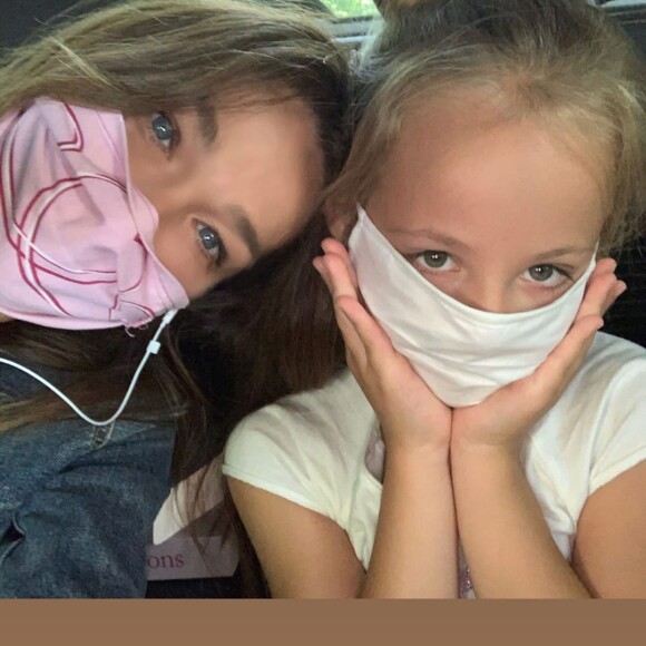 Carla Bruni pose avec sa fille Giulia sur Instagram, le 27 mai 2020.