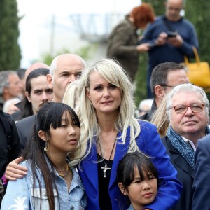Laeticia Hallyday et ses filles Jade et Joy, Jean-Luc Moudenc (Maire de Toulouse) - Laeticia Hallyday et ses filles Jade et Joy inaugurent une esplanade portant le nom de Johnny Hallyday située en face du Zénith de Toulouse, le 15 juin 2019, date hautement symbolique puisque le rockeur aurait eu 76 ans. © Dominique Jacovides/Bestimage