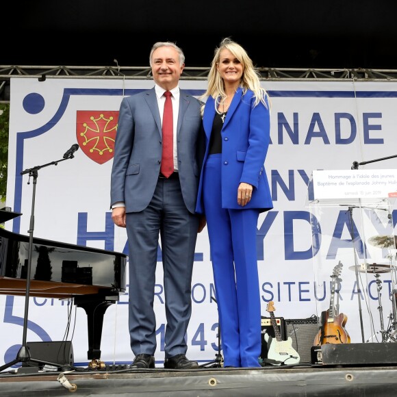 Jean-Luc Moudenc (Maire de Toulouse) et Laeticia Hallyday - Laeticia Hallyday et ses filles Jade et Joy inaugurent une esplanade portant le nom de Johnny Hallyday située en face du Zénith de Toulouse, le 15 juin 2019, date hautement symbolique puisque le rockeur aurait eu 76 ans. © Dominique Jacovides/Bestimage