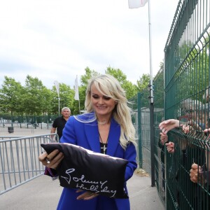 Laeticia Hallyday - Laeticia Hallyday et ses filles Jade et Joy inaugurent une esplanade portant le nom de Johnny Hallyday située en face du Zénith de Toulouse, le 15 juin 2019, date hautement symbolique puisque le rockeur aurait eu 76 ans. © Dominique Jacovides/Bestimage