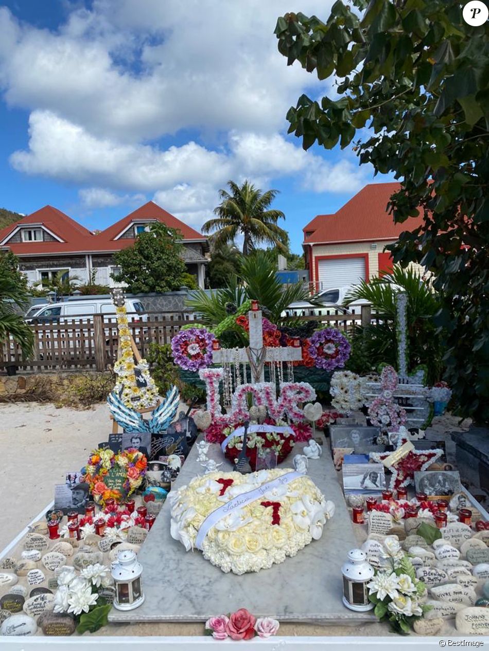 exclusif-la-tombe-de-johnny-hallyday-a-t-compl-tement-n-ttoy-e-et
