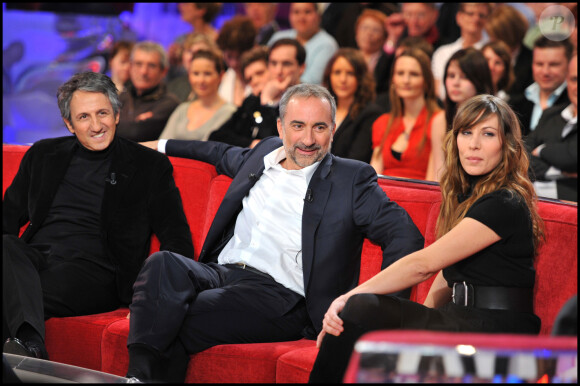 Richard Anconina, Antoine Duléry et Mathilde Seigner dans l'émission "Vivement dimanche" en 2010.