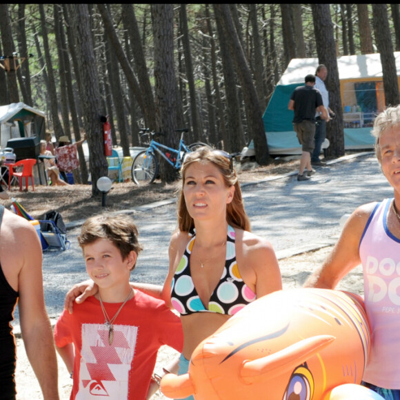 Antoine Duléry, Mathilde Seigner, Franck Dubosc, Mylene Demongeot et Claude Brasseur - Tournage du film "Camping 2" en 2009.