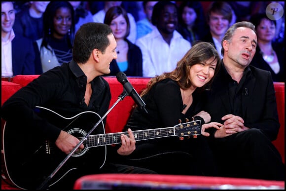 Dany Brillant, Mathilde Seigner et Antoine Duléry dans l'émission "Vivement dimanche" en 2008.