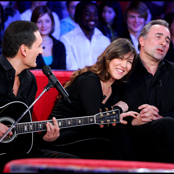 Dany Brillant, Mathilde Seigner et Antoine Duléry dans l'émission "Vivement dimanche" en 2008.