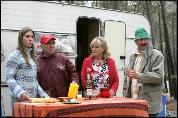 Mathilde Seigner, Claude Brasseur, Mylène Demongeot et Antoine Duléry sur le tournage du film "Camping" en Gironde, en 2005.