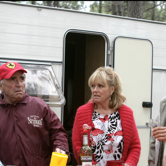 Mathilde Seigner, Claude Brasseur, Mylène Demongeot et Antoine Duléry sur le tournage du film "Camping" en Gironde, en 2005.