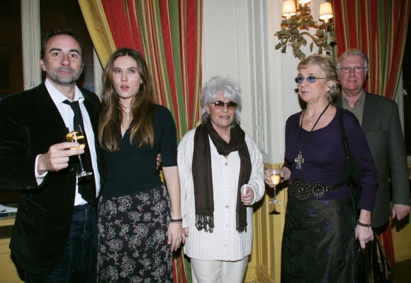 Antoine Duléry, Mathilde Seigner et ses parents, Catherine Lara - Dîner à Paris au restaurant Maceo, en 2003.