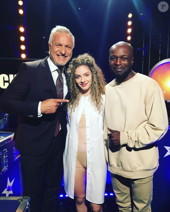Dakota et Nadia avec David Ginola en coulisses d'"Incroyable talent", le 27 octobre 2018