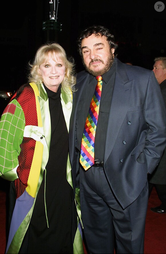 John Rhys-Davies et sa femme - Première du film "Le seigneur des anneaux" à Los Angeles. Le 17 décembre 2001.