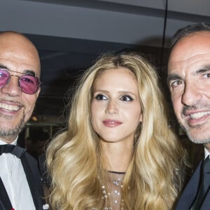 Pascal Obispo, sa femme Julie Hantson et Nikos Aliagas à la 17ème édition du "Dîner de la mode du Sidaction" au Pavillon d'Armenonville à Paris, France, le 24 janvier 2019. Depuis 2003, ce dîner permet de montrer l'engagement indéfectible du monde de la mode en faveur de la lutte contre le sida. © Olivier Borde/Bestimage