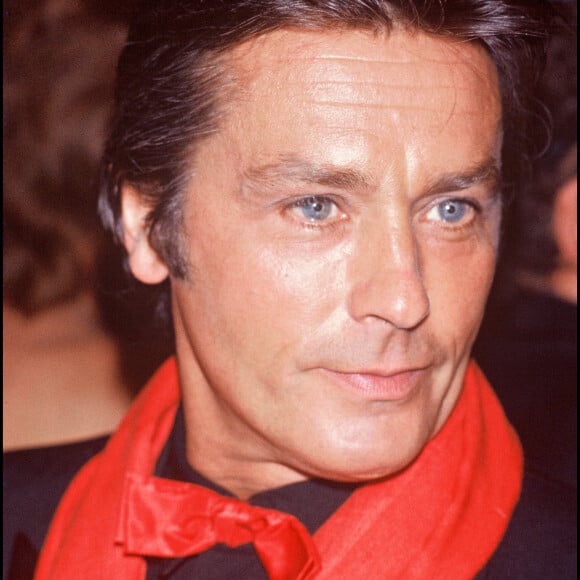 Archives - Alain Delon à l'anniversaire des 35 ans du Lido. Paris. Le 17 mars 1981.