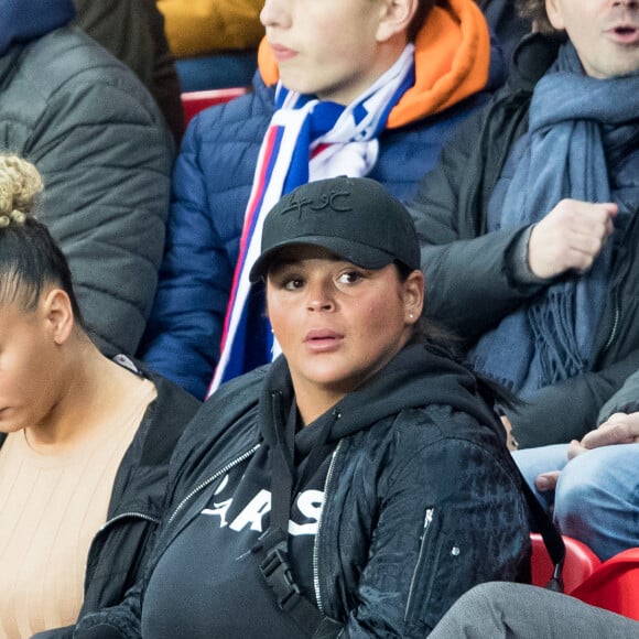 Sarah Fraisou mange une pizza lors du match - People dans les tribunes du parc des princes lors du match de championnat de Ligue 1 Conforama opposant le Paris Saint-Germain (PSG) à Lille le 22 Novembre 2019 à Paris © Cyril Moreau / Bestimage