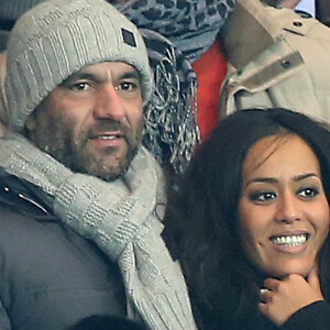 Exclusif - Amel Bent et son compagnon Patrick Antonelli assistent au match de Ligue des Champions PSG - Olympiakos Le Pirée au Parc des Princes à Paris le 27 novembre 2013.