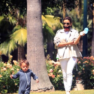 Exclusif - Eva Longoria et son fils Santiago profitent d'un après-midi ensoleillé dans un parc de Los Angeles, le 14 juin 2020. L'actrice de 45 ans porte un masque de protection contre le coronavirus (Covid-19).