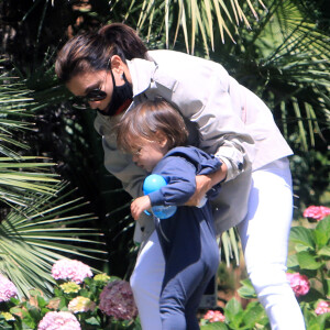 Exclusif - Eva Longoria et son fils Santiago profitent d'un après-midi ensoleillé dans un parc de Los Angeles, le 14 juin 2020. L'actrice de 45 ans porte un masque de protection contre le coronavirus (Covid-19).