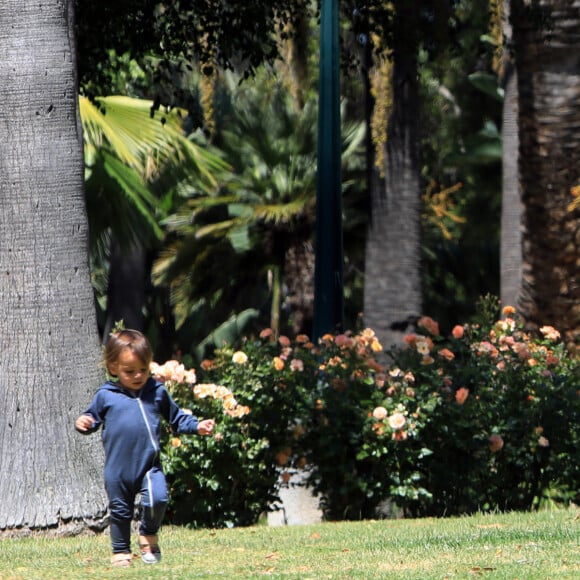 Exclusif - Eva Longoria et son fils Santiago profitent d'un après-midi ensoleillé dans un parc de Los Angeles, le 14 juin 2020. L'actrice de 45 ans porte un masque de protection contre le coronavirus (Covid-19).