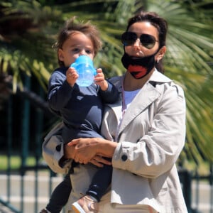 Exclusif - Eva Longoria et son fils Santiago profitent d'un après-midi ensoleillé dans un parc de Los Angeles, le 14 juin 2020. L'actrice de 45 ans porte un masque de protection contre le coronavirus (Covid-19).