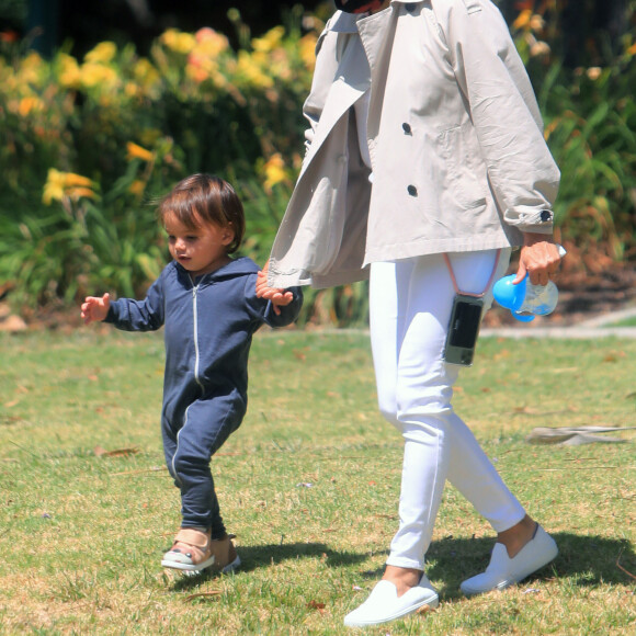 Exclusif - Eva Longoria et son fils Santiago profitent d'un après-midi ensoleillé dans un parc de Los Angeles, le 14 juin 2020. L'actrice de 45 ans porte un masque de protection contre le coronavirus (Covid-19).