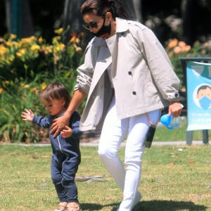 Exclusif - Eva Longoria et son fils Santiago profitent d'un après-midi ensoleillé dans un parc de Los Angeles, le 14 juin 2020. L'actrice de 45 ans porte un masque de protection contre le coronavirus (Covid-19).