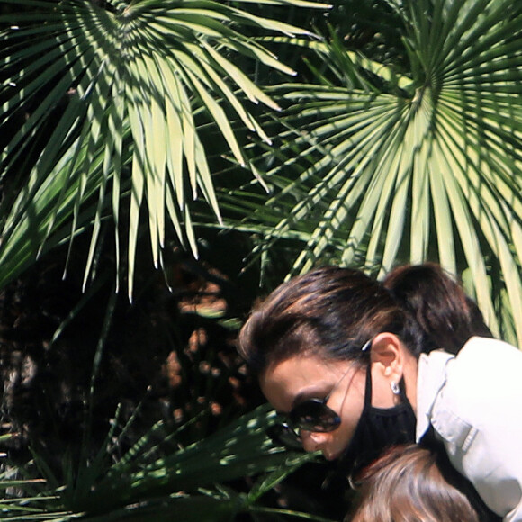 Exclusif - Eva Longoria et son fils Santiago profitent d'un après-midi ensoleillé dans un parc de Los Angeles, le 14 juin 2020. L'actrice de 45 ans porte un masque de protection contre le coronavirus (Covid-19).