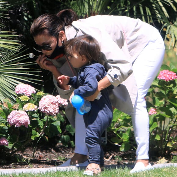 Exclusif - Eva Longoria et son fils Santiago profitent d'un après-midi ensoleillé dans un parc de Los Angeles, le 14 juin 2020. L'actrice de 45 ans porte un masque de protection contre le coronavirus (Covid-19).