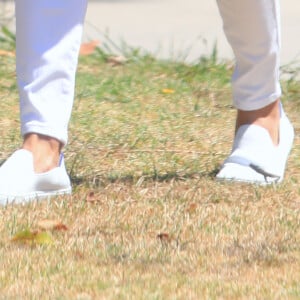 Exclusif - Eva Longoria et son fils Santiago profitent d'un après-midi ensoleillé dans un parc de Los Angeles, le 14 juin 2020. L'actrice de 45 ans porte un masque de protection contre le coronavirus (Covid-19).