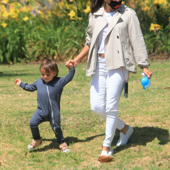 Exclusif - Eva Longoria et son fils Santiago profitent d'un après-midi ensoleillé dans un parc de Los Angeles, le 14 juin 2020. L'actrice de 45 ans porte un masque de protection contre le coronavirus (Covid-19).